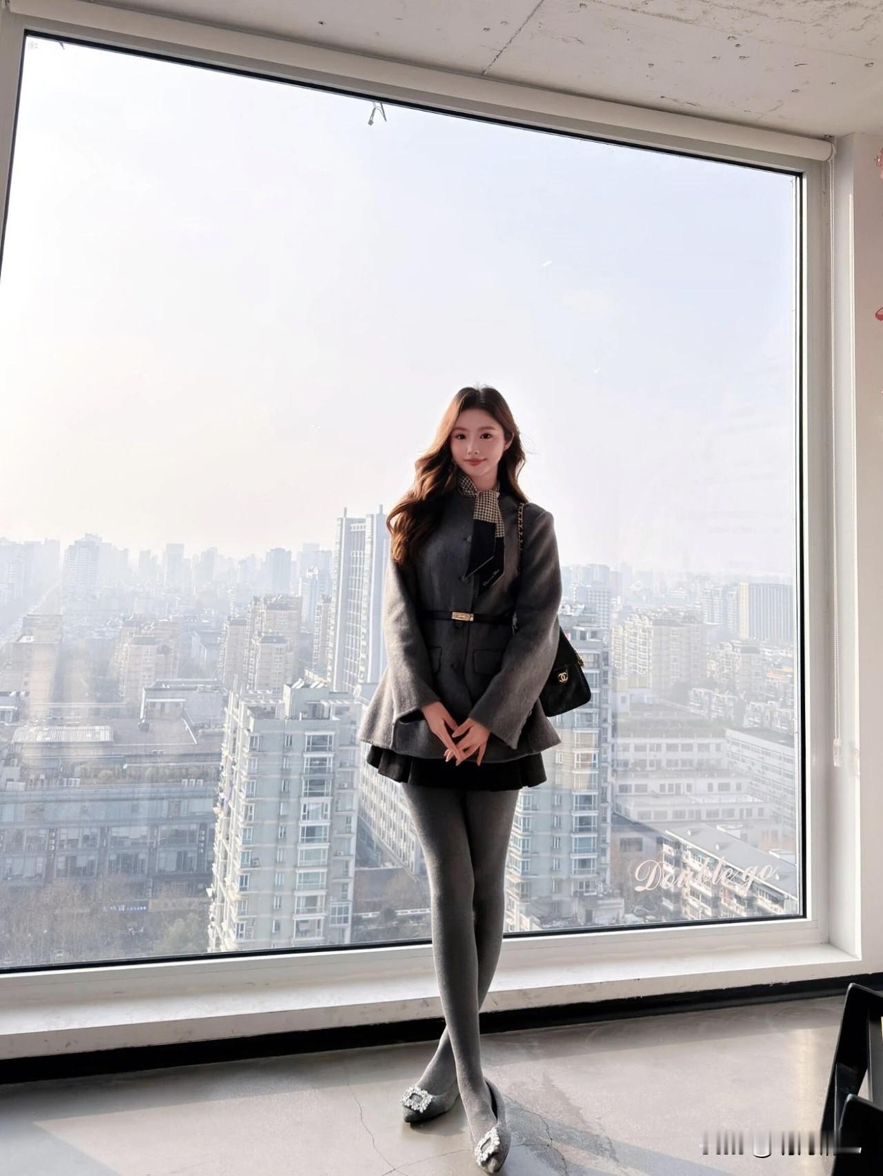 冬天穿裙子真的离不开连裤袜。以前总觉得它就是个保暖工具，现在发现选对颜色和质感，