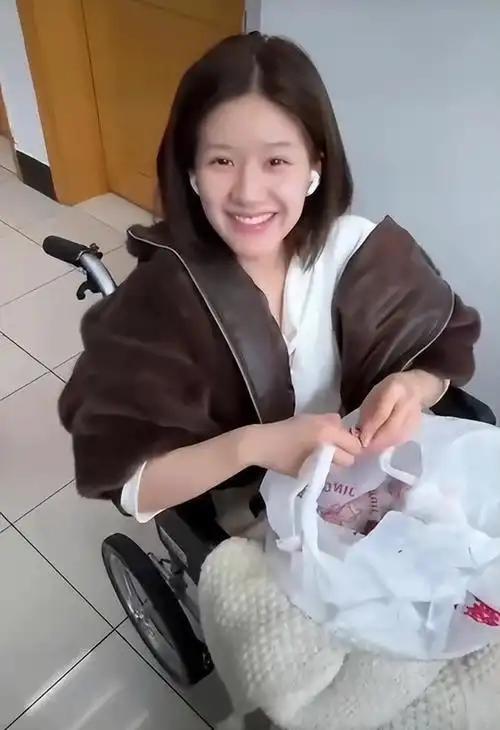 何炅三年前在节目里戳破的娱乐圈规则，如今正血淋淋地照进现实：“签下100个小男孩