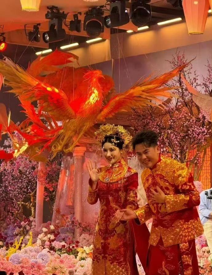 茶饮新贵霸王茶姬创始人张俊杰与光伏龙头天合光能创始人高纪凡之女高海纯举行隆重的中