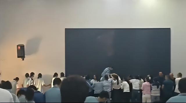 家长跪一排被学生轮流踩过官方调查家长跪地当“垫脚石”引争议！教育局已介入