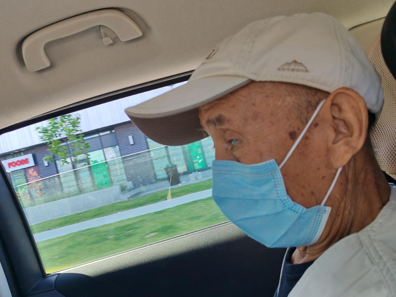 今天，儿子带我们到家庭医生诊所，给老伴检测“糖化血红蛋白”值，给我抽血做“肾功能