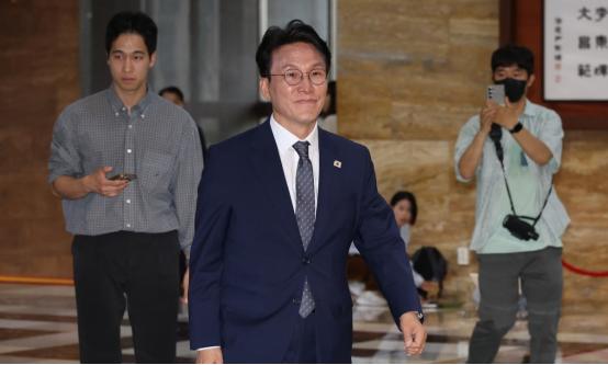 前总理狂揽54%选票，直接掀翻现任党首，执政党变天了。 韩国执政党共同民主党