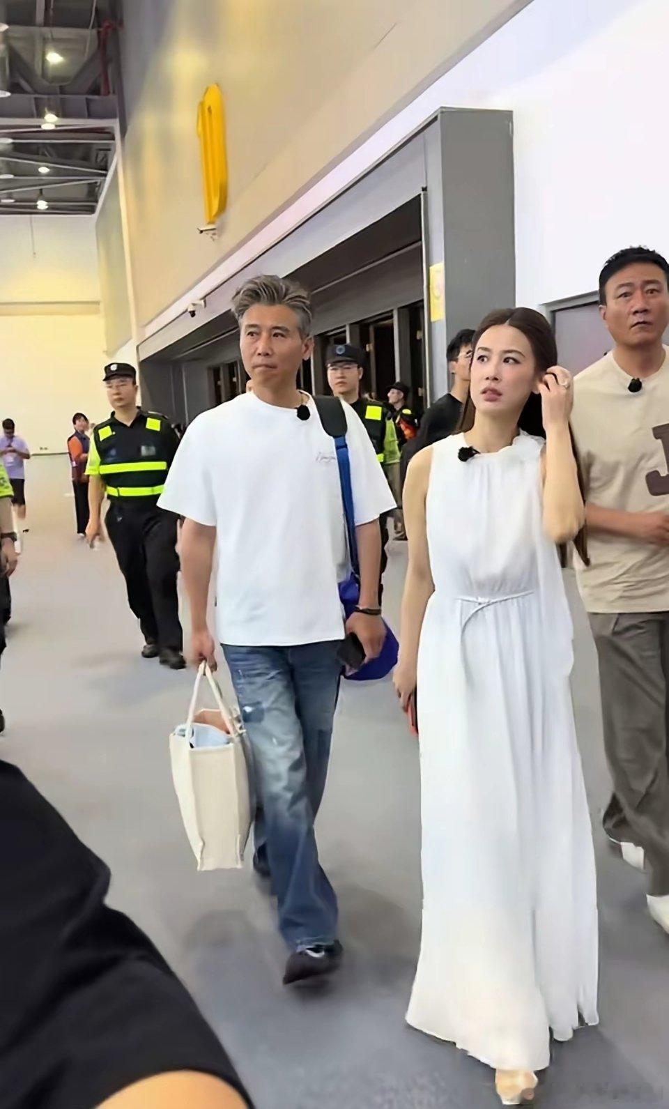 李乃文，胡军，中国娱乐圈的老面孔了。中间白裙子的美女不是很熟，咖位应该不低，她是
