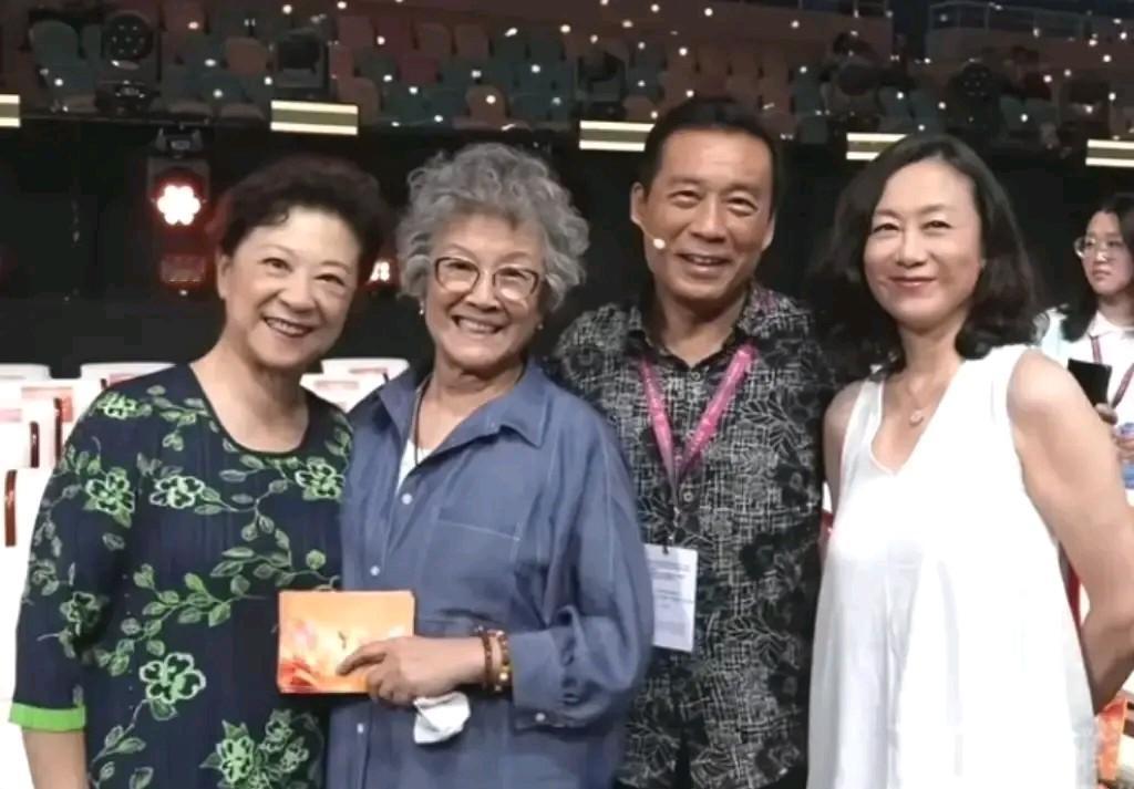 左一是王馥丽，左二是宋春丽，右边这两位就不认识了，尤其穿白裙子这位美女在电视上也