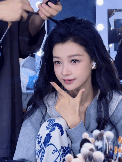 孙怡课前课后的live孙怡课前课后状态上课前的孙怡：我今天一定要学会。上完课的