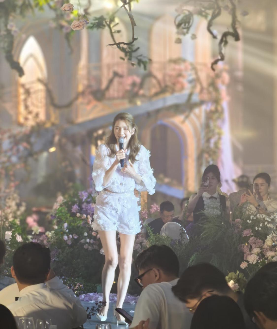 洪欣带女儿杭州游玩，顺便去瑞安参加了一个婚礼。她和张丹峰的婚姻应该还在继续，因为