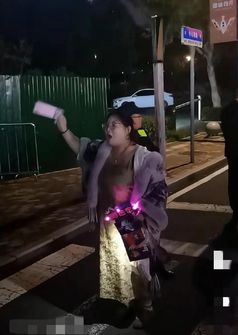 山东济南，周杰伦演唱会会场门口，女子在向路人控诉：自己花130块买的周杰伦演唱会