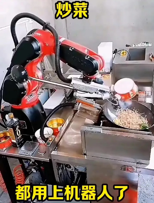 现在好多餐厅都开始用炒菜机器人了，它们正在慢慢取代传统的人工灶台，帮餐厅解决了成