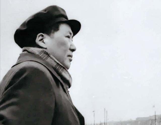 1962年4月末，周总理拿着文件来到毛主席的书房：“这是新疆军区刚发来的电报，中