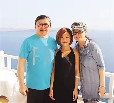 翻到这张2013年在希腊爱琴海拍的老照片，瞬间被戳中了。这是刘欢一家三口难得的
