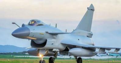 3月25日，中部战区飞行员史录权开着歼-10C巡逻时。竟然在自家大门口，被外机火