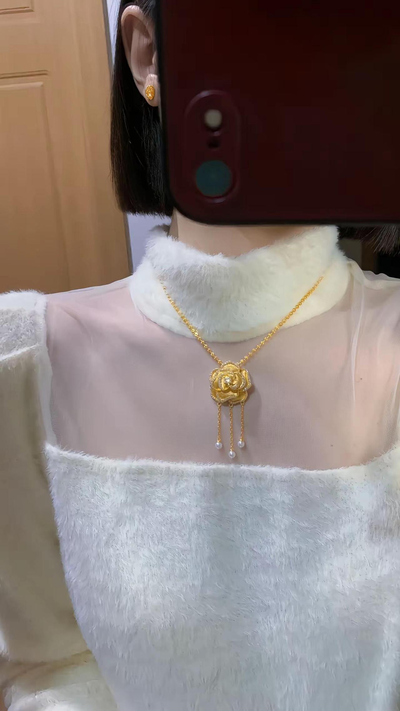 哎天爷哟，这个山茶花到位了。黄金吊坠黄金项链感觉至上