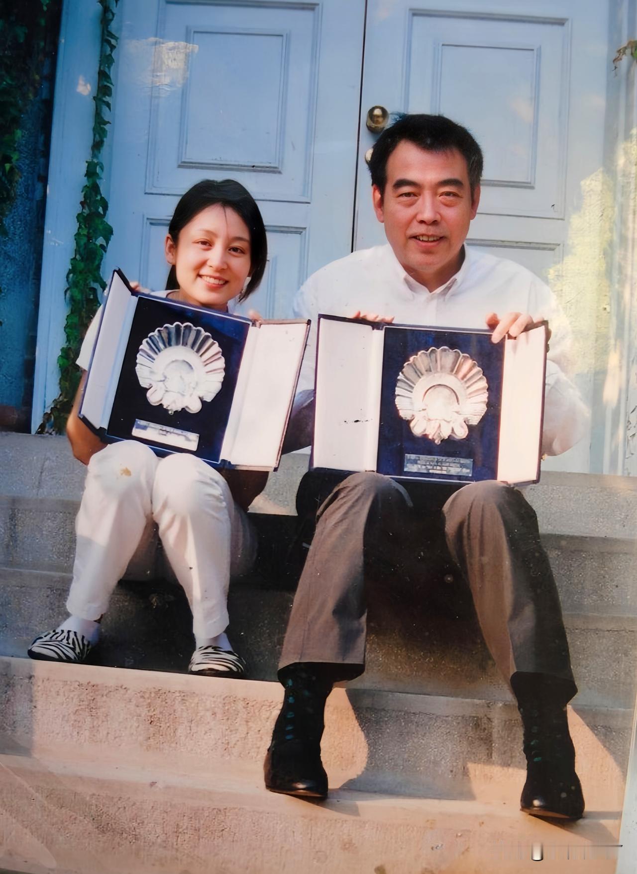 热恋时期的陈红与陈凯歌，这张照片拍摄于1994年的北京。当时陈红26岁，正处于颜