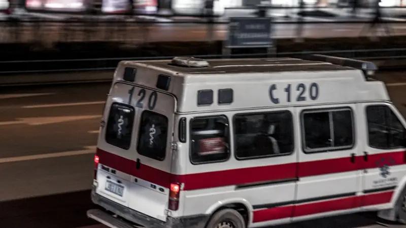 一位干了13年的救护车李司机被医院辞退，这事儿太让人费解。13年里，他就像医院的