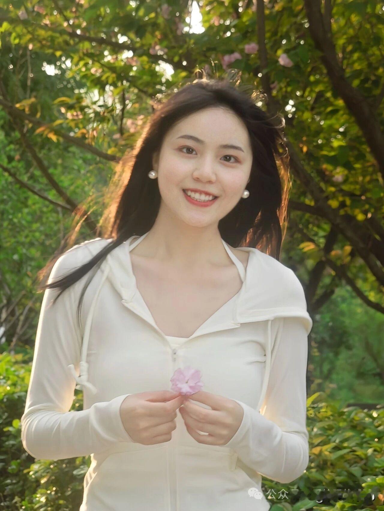 温柔微笑，粉色花海中的少女