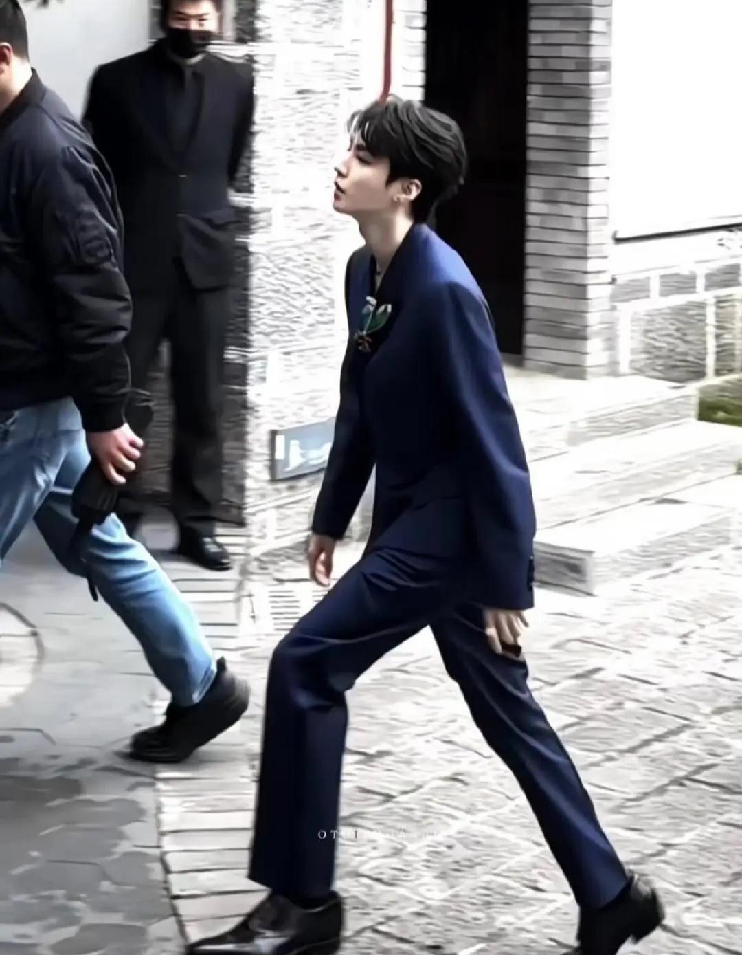 小说男主身材谁懂啊！王俊凯的身材真的是建模级比例😭182cm九头身+头小肩