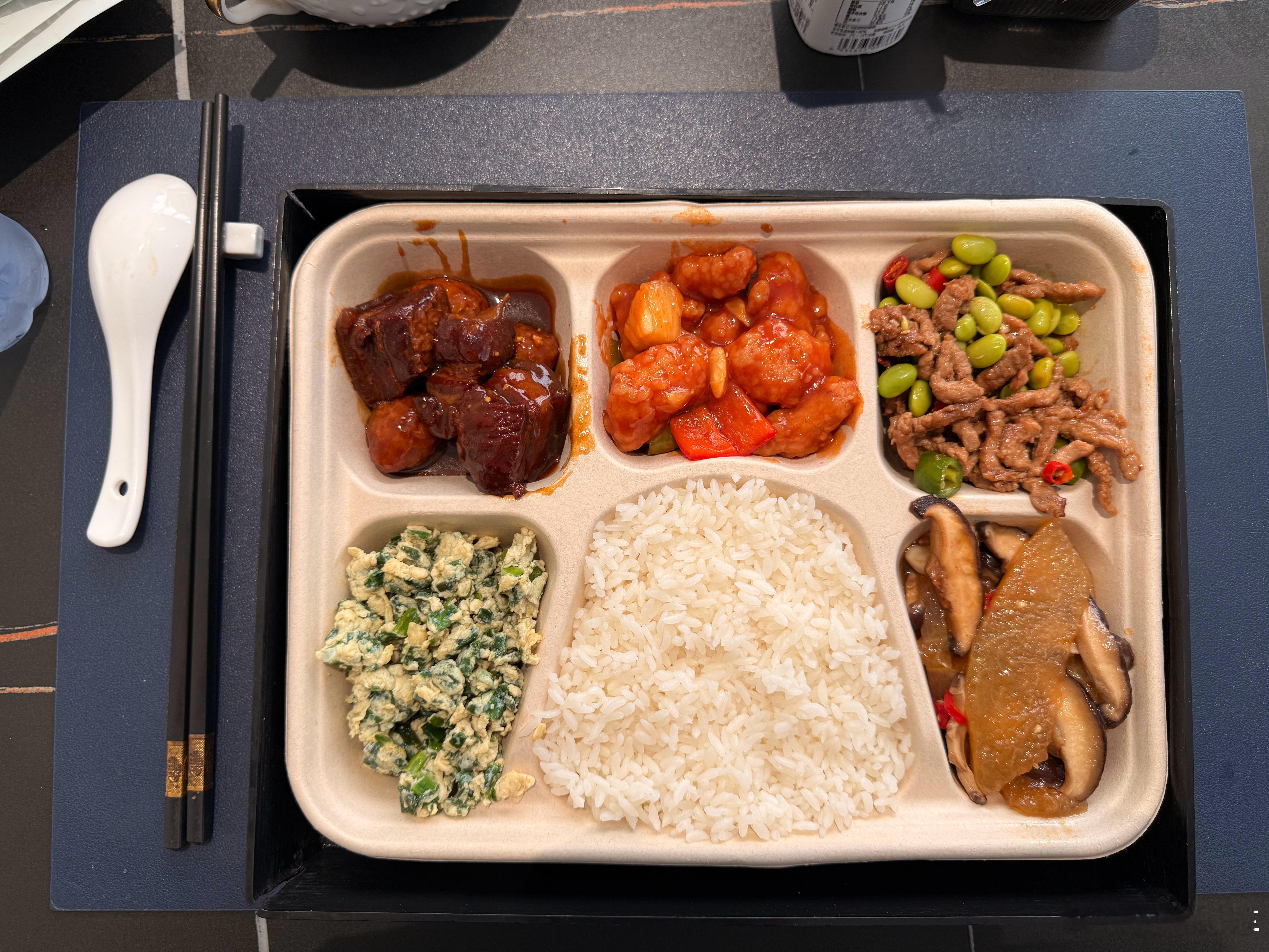 打卡一下腾势的“盒饭”虽然不是自助餐，但是还蛮好吃～[666]车主来保