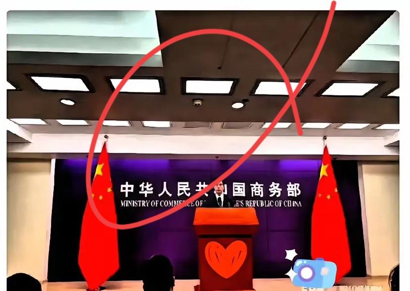 最近商场里人越来越少了，有的商场空了一半座位。商务部上周开会说要给实体店松绑，允