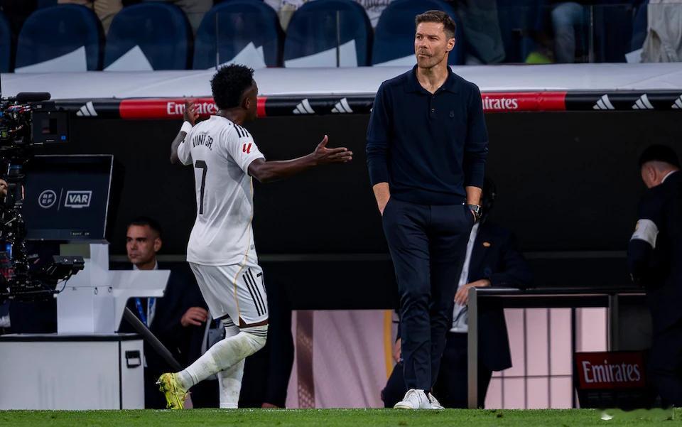 皇马如果皇马那帮国际巨星今晚想做掉阿隆索，那么，来吧！阿隆索没必要继续在伯纳乌