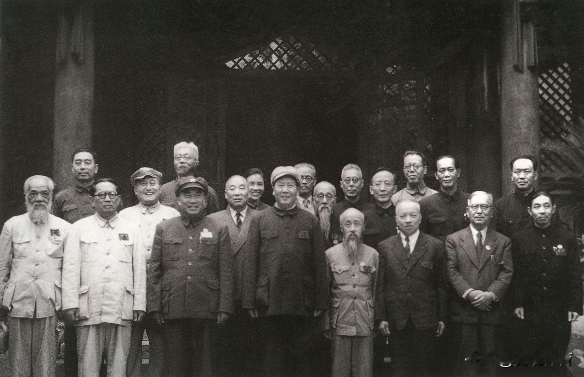 ​1949年，北京成立新政协筹备会，图为筹备会常委合影。前排右起：沈雁冰、陈