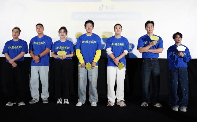 路演现场，两口子对着观众深深鞠了一躬，腰弯得实实在在。10月7日，小沈阳和沈