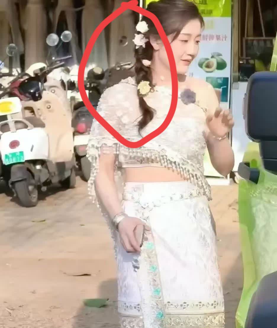 我敢打赌陈梦一定有情况看看她头上的3朵花和衣服上的1朵花她的少女心被激发