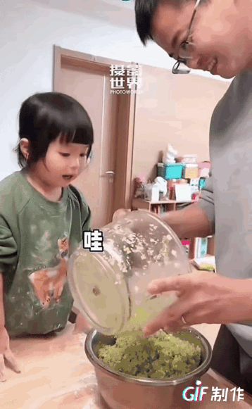 “这娃情商绝了！”一男子放假，想着有时间就给女儿包顿饺子，忙活半天把肉馅搅得香香