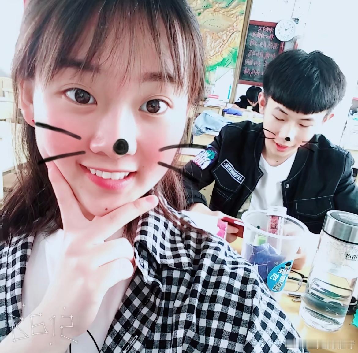 上学那会坐我后桌的男生还在我身边