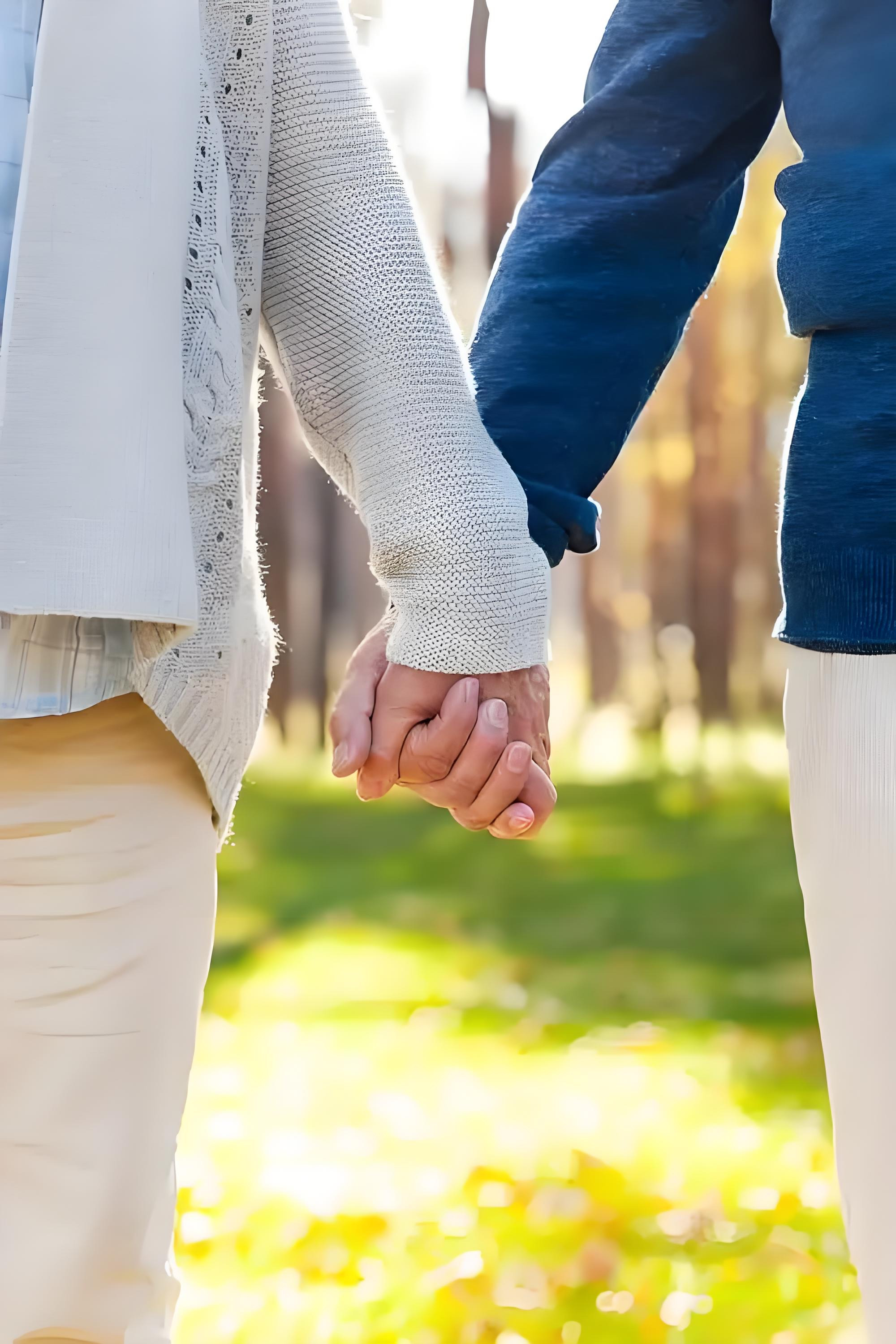 莫言说：“男人好色，女人慕强，是本性。而婚姻就是：你改一点，我改一点...