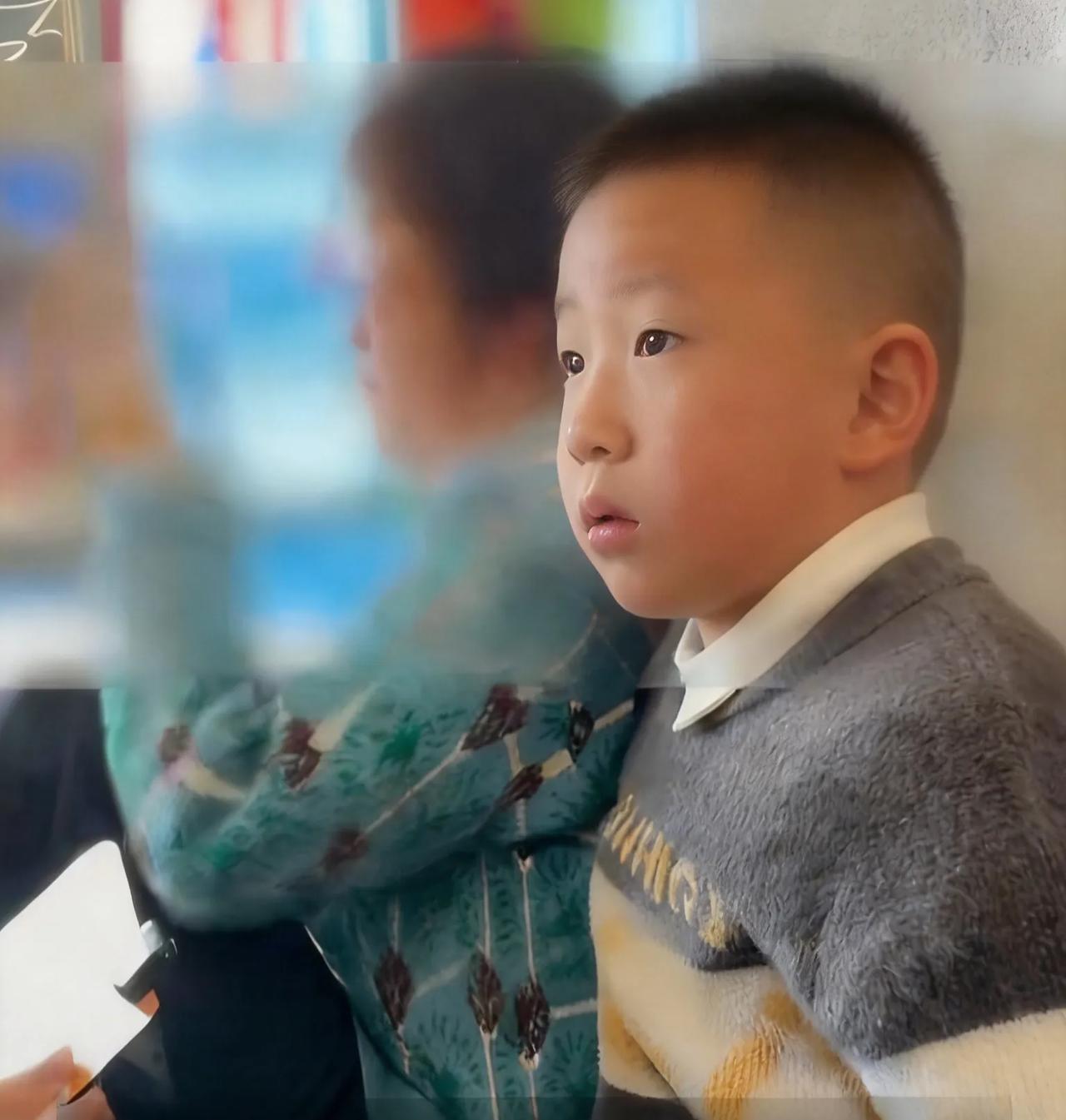 凌晨2点抢票却误车，带娃妈妈车站崩溃，工作人员举动太暖2026年2月14日，