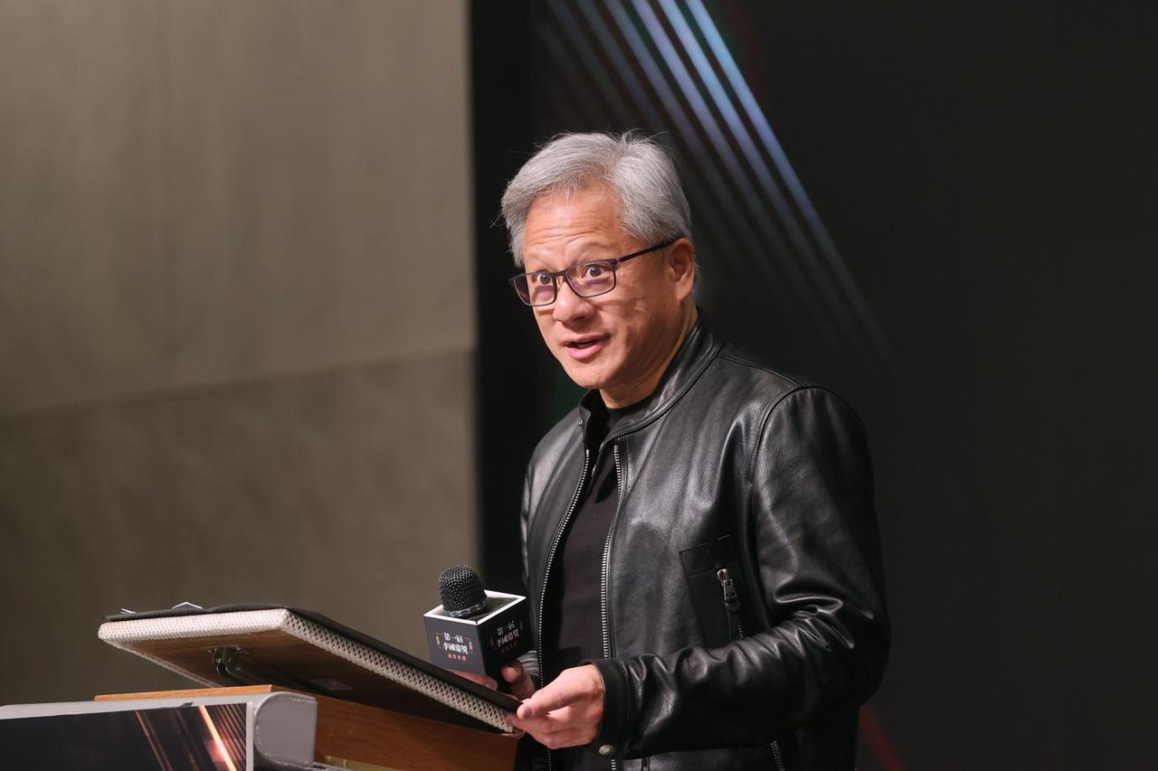 英伟达的野心变大了：不仅要在硬件上当霸主，还要在AI模型上走到最前沿。老