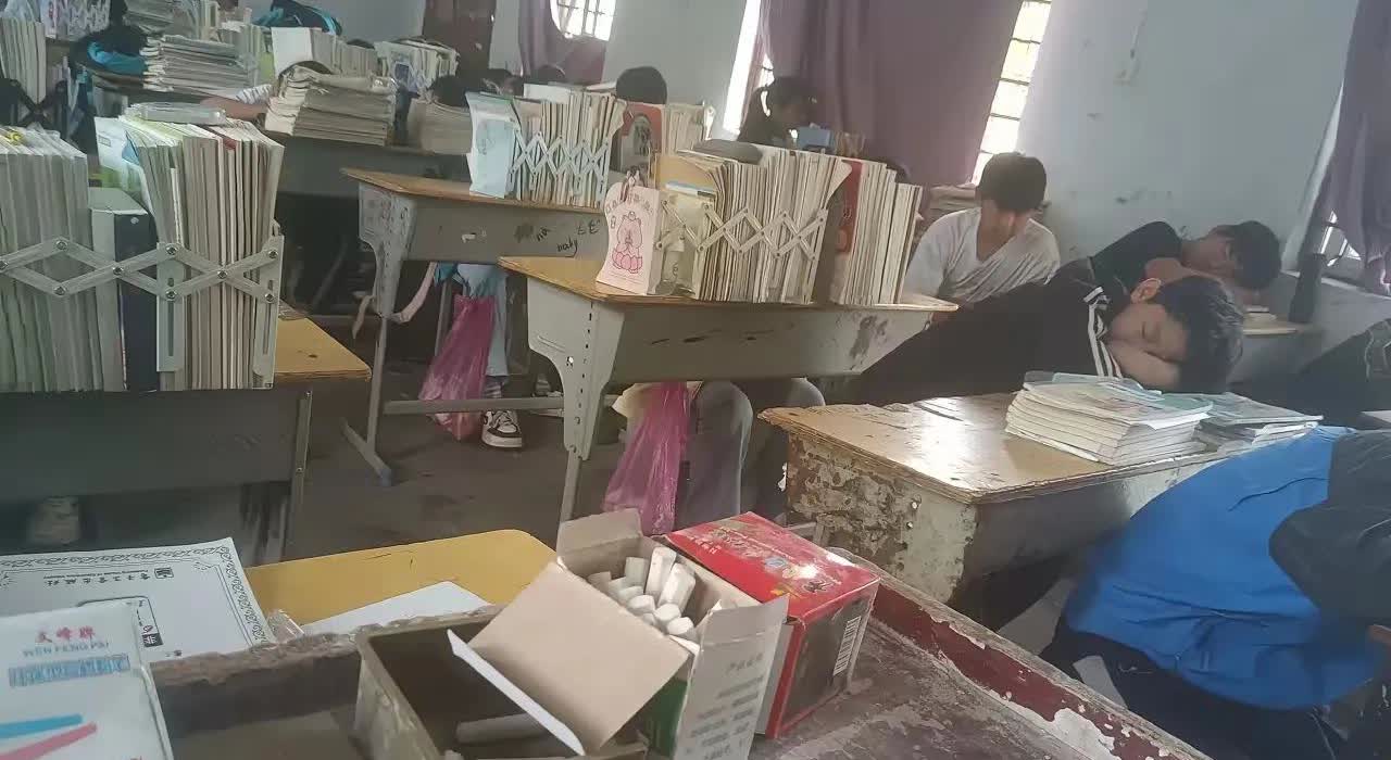 在乡镇教书的一个教师朋友，累到心梗住院了!我这个朋友，在一个乡镇教初中数学，常年