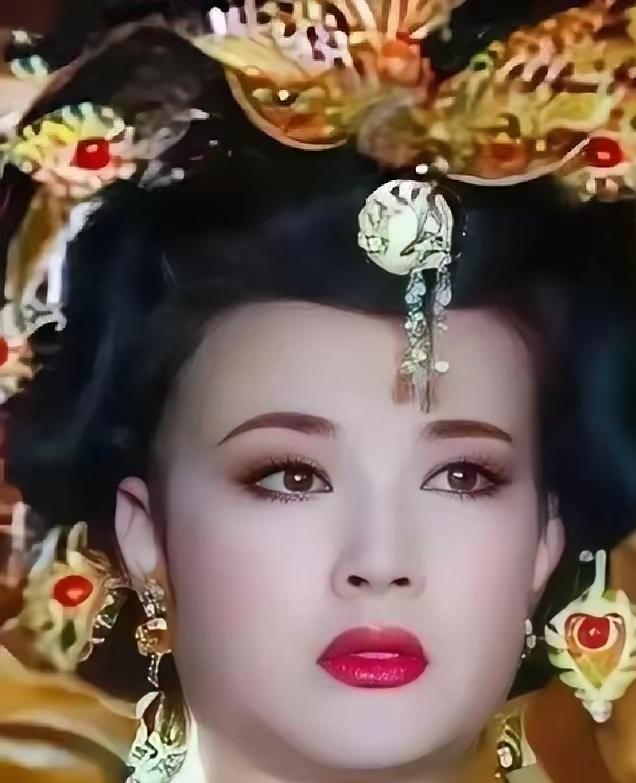 649年，李世民病危。太子李治一把搂住武则天道：“与其喊你为母，不如喊你为妻，”