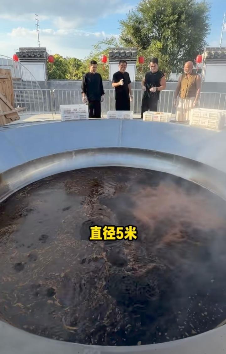 蚌埠惊现巨型柴火大锅！直径5米！李维刚前来打卡，一整锅能炖1200斤猪蹄。