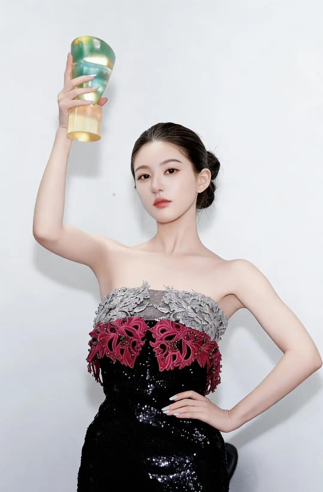 感人。一个女孩子北漂有今天的成绩这么不容易，经历这么多，现在因为许我荣耀又有曝