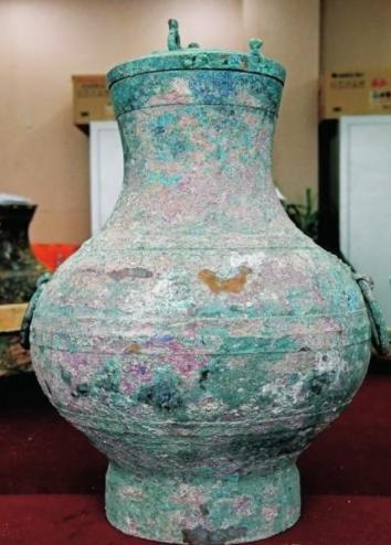 ☁2018年，河南古墓出土了一个铜壶，里面装了足足7斤的不明液体，专家们起