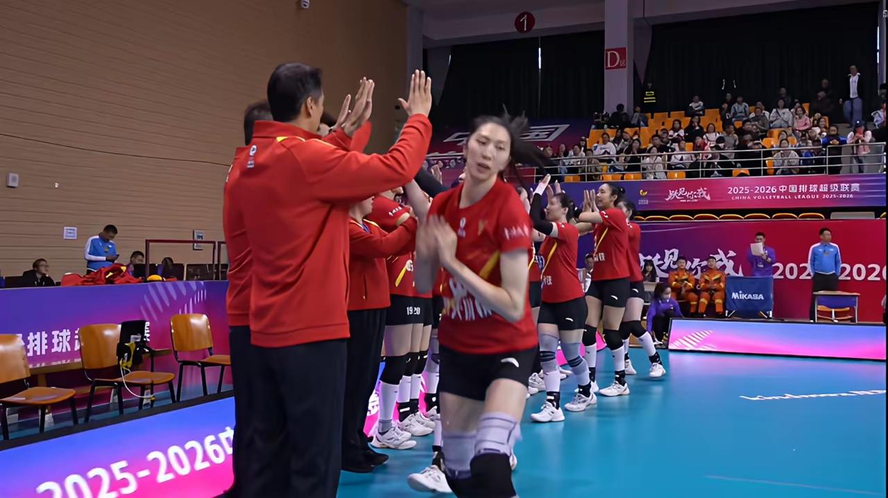 江苏女排应该尽快从当前局势中脱身，以胜利者的姿态宣布结束，以避免拖入三场二胜制的