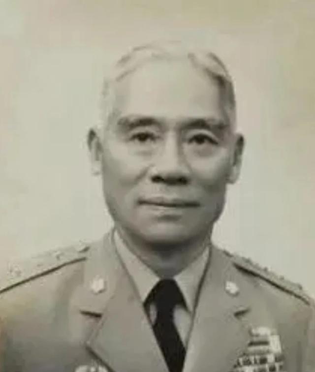 抗战时期，顾祝同这个人，最大的本事，可能就是眼光毒辣，懂得抱大腿。他是保定军校六