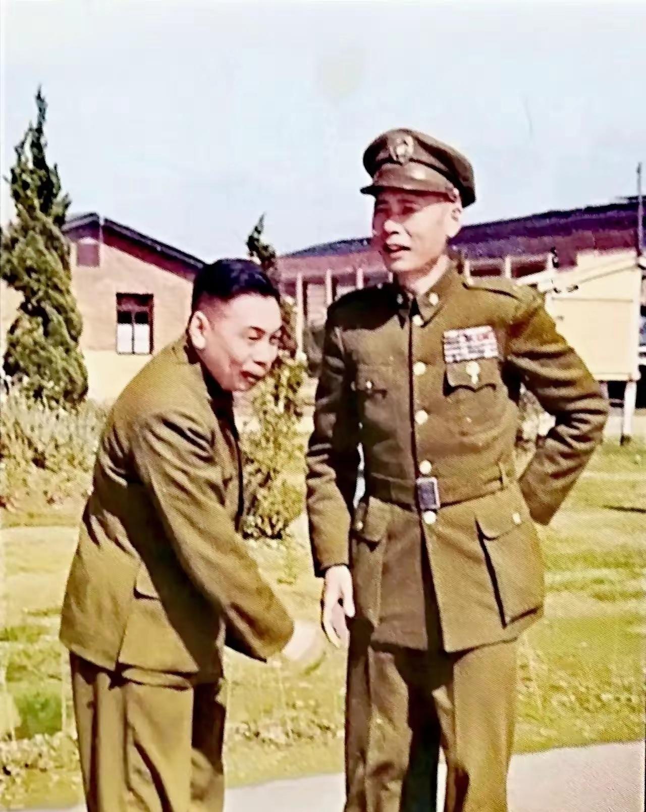 看到这张照片，也挺好奇建丰同志（蒋经国）和这位高个子军官在商量啥。在《沉默的荣耀
