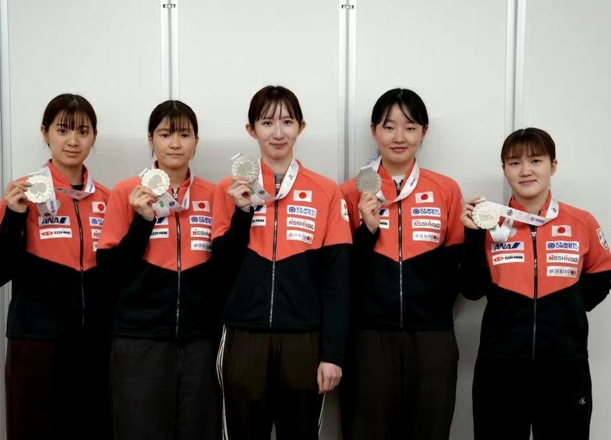 2025亚锦赛结束，日本女乒回到国内，队员们集体接受采访，从她们的话语中感觉到虽