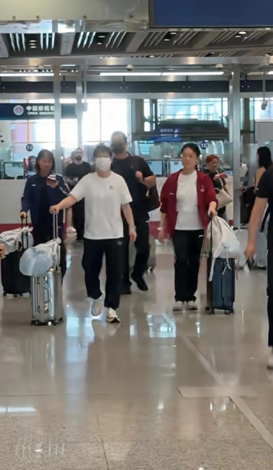 刷到孙颖莎机场路透，这一幕真的好暖！刷到机场这一幕，真的被戳中了。孙颖莎走