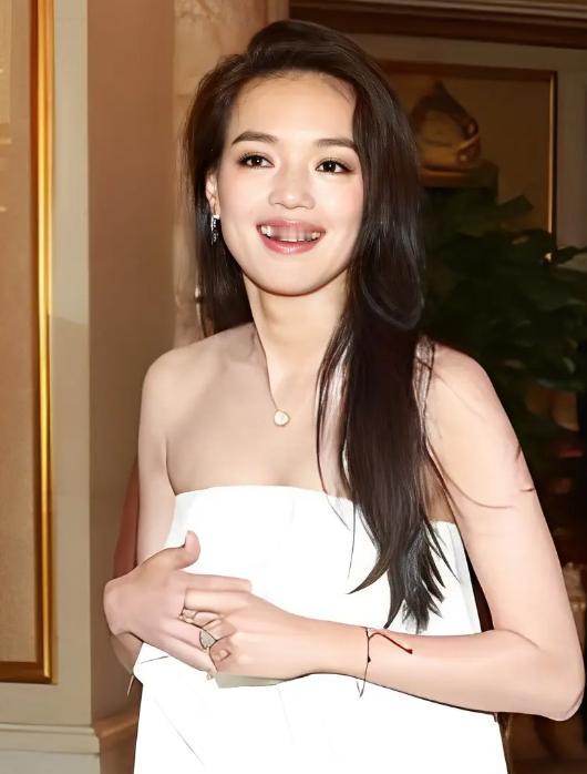 有一次，舒淇去刘嘉玲家做客，中途无意间用了刘嘉玲的卫生间，刘嘉玲知道后坐立不安，