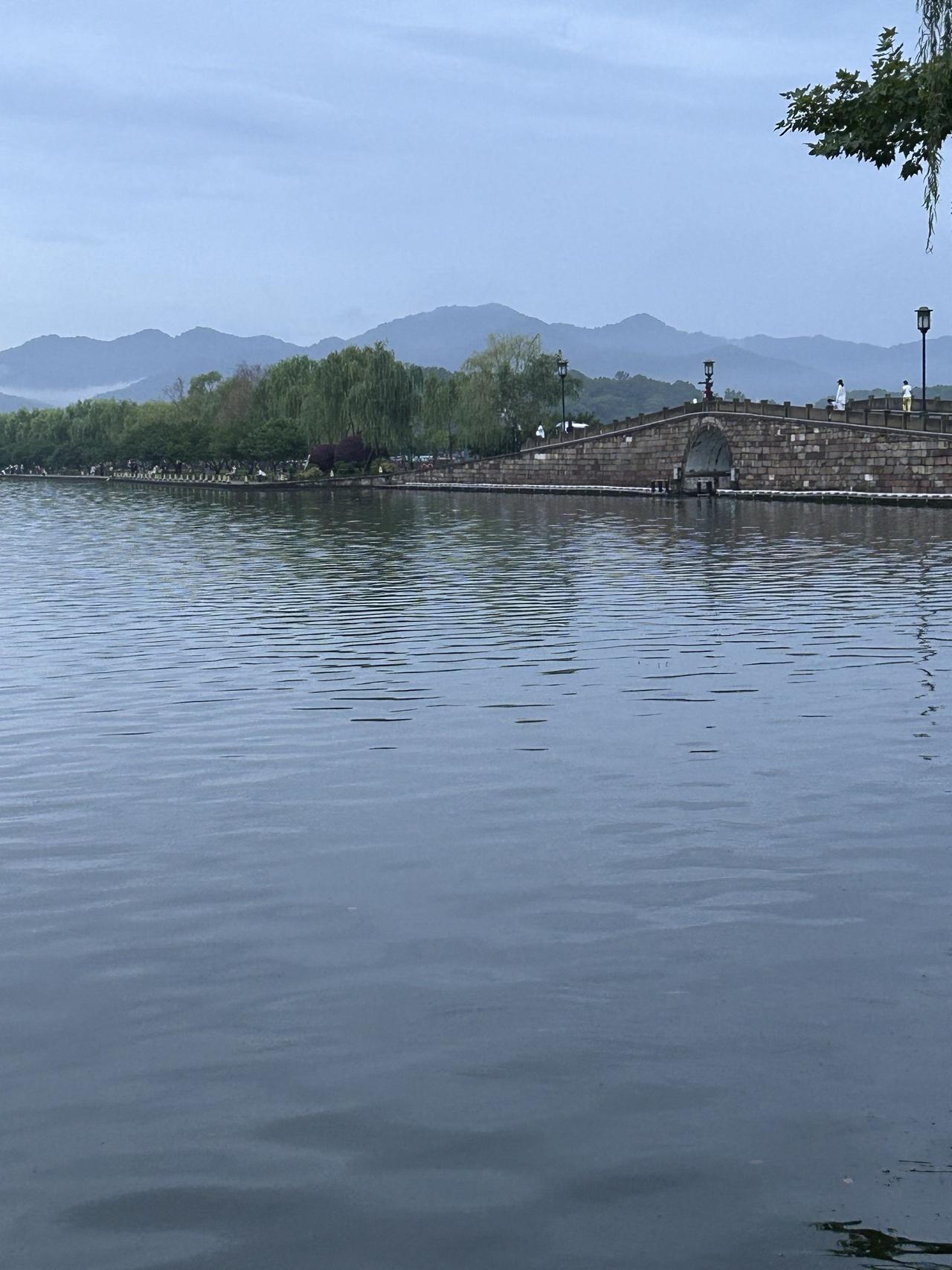 西湖独蕴江南韵，一片温柔入眼前。