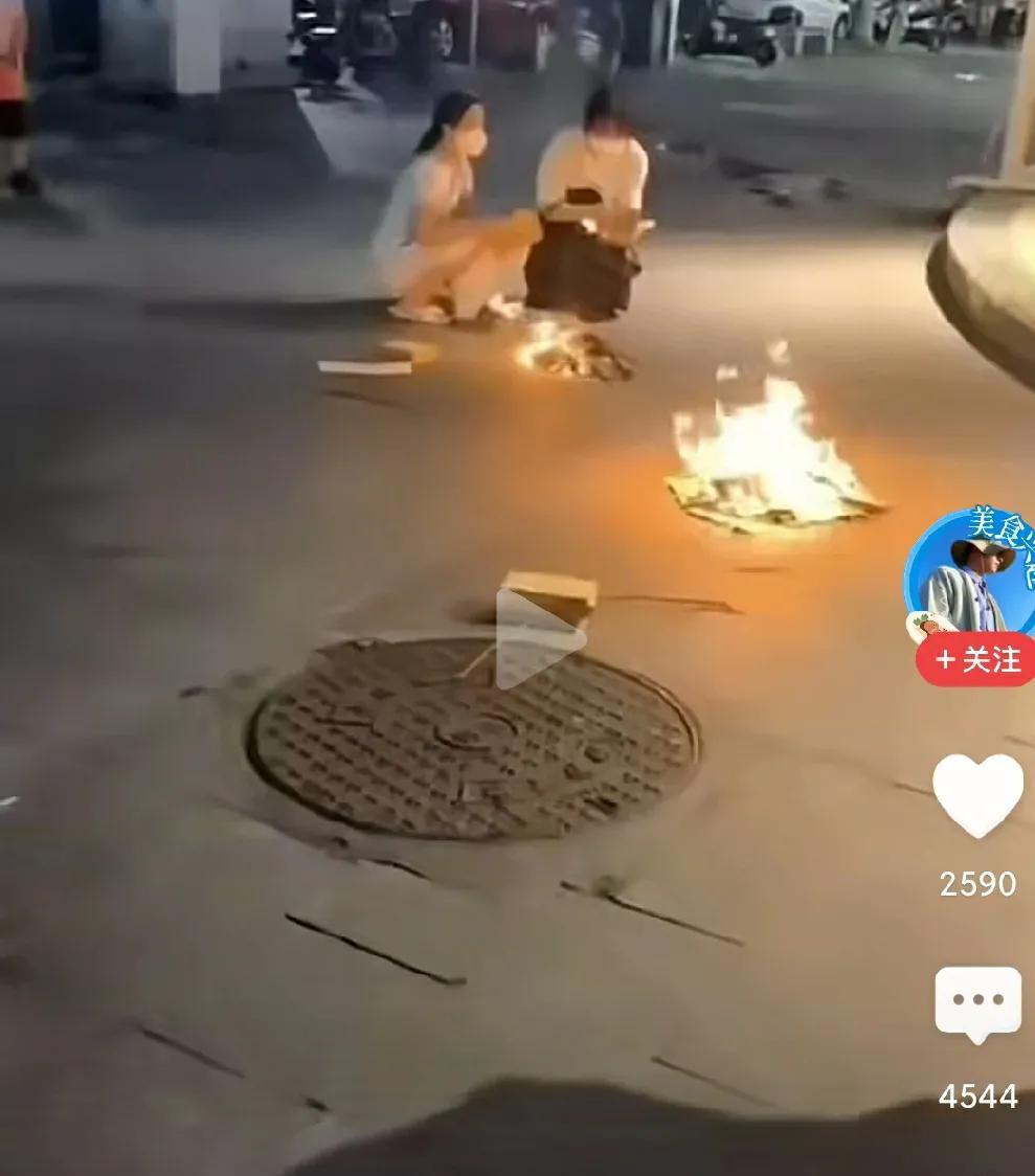 一个屁大的事，最后形成了一场闹剧。事情的起因很简单：一只宠物狗误入了商铺