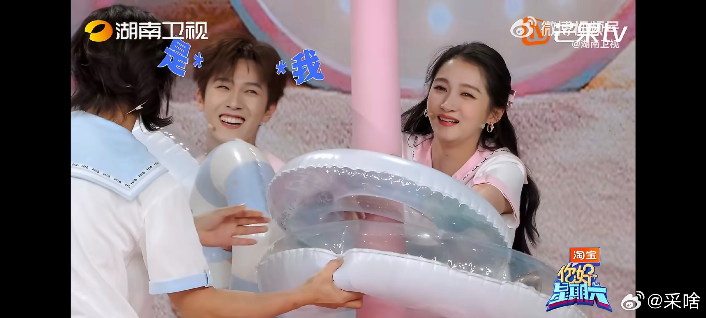 李昀锐是会捣乱的李昀锐出手一击必中李昀锐得逞之后也只是浅浅笑着，模样乖巧又俏皮，
