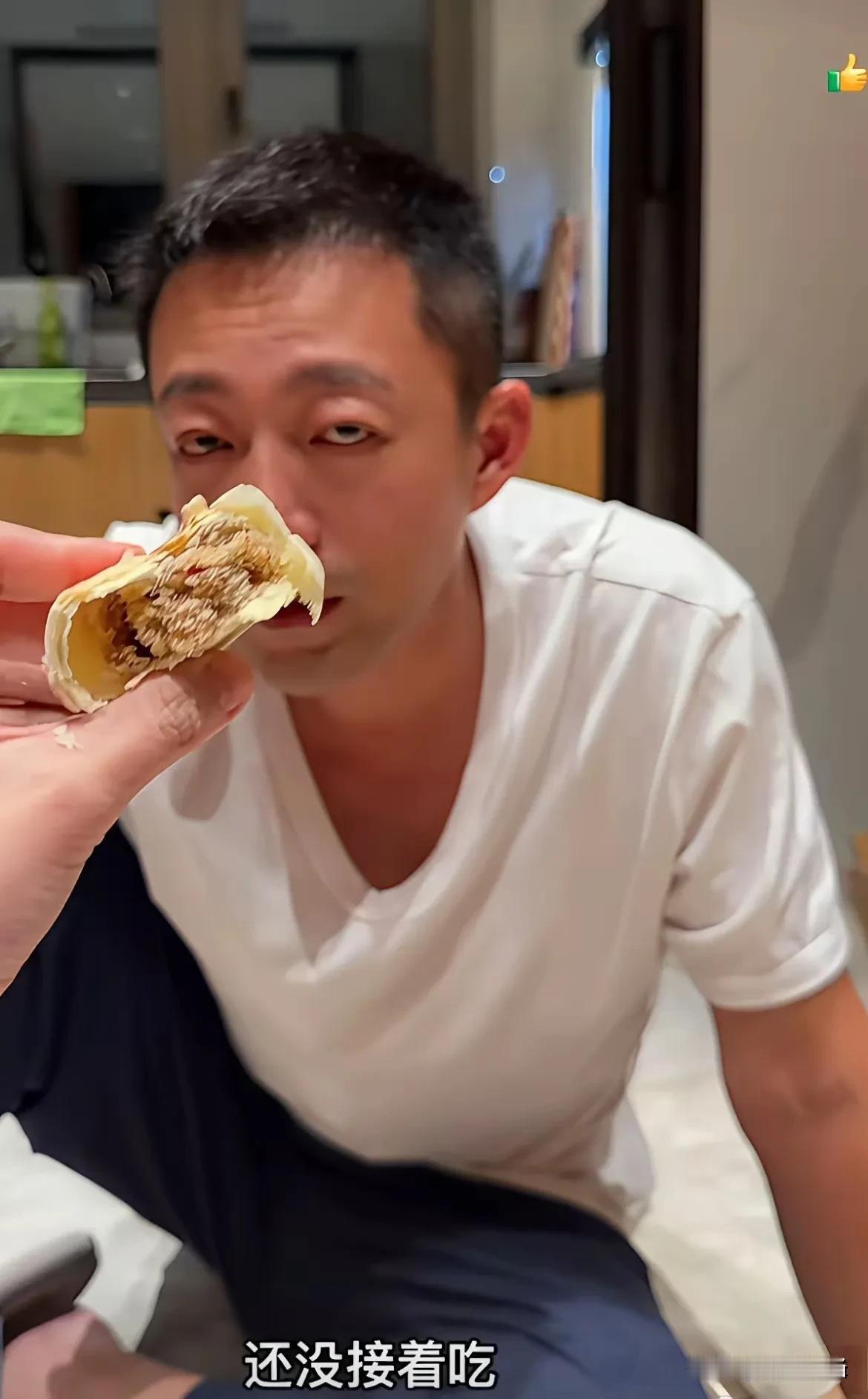 求求了，别再说汪小菲和马筱梅二婚后有多幸福多好过了，在我看来，他这状态完全不如与
