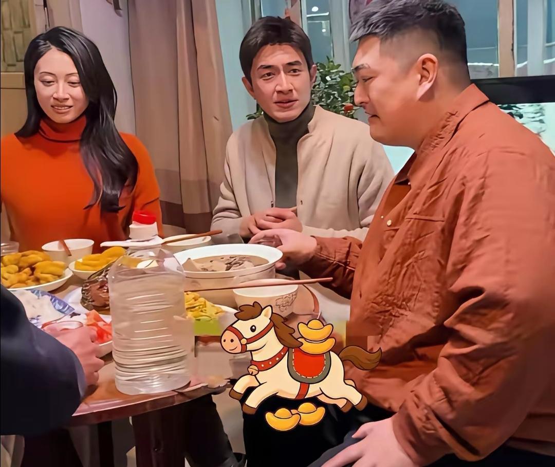 反差感拉满！赵本山之子大牛宴请林更新，宴席散酒引发网友热议谁能想到身家不菲的赵本山之子大牛，邀约林更