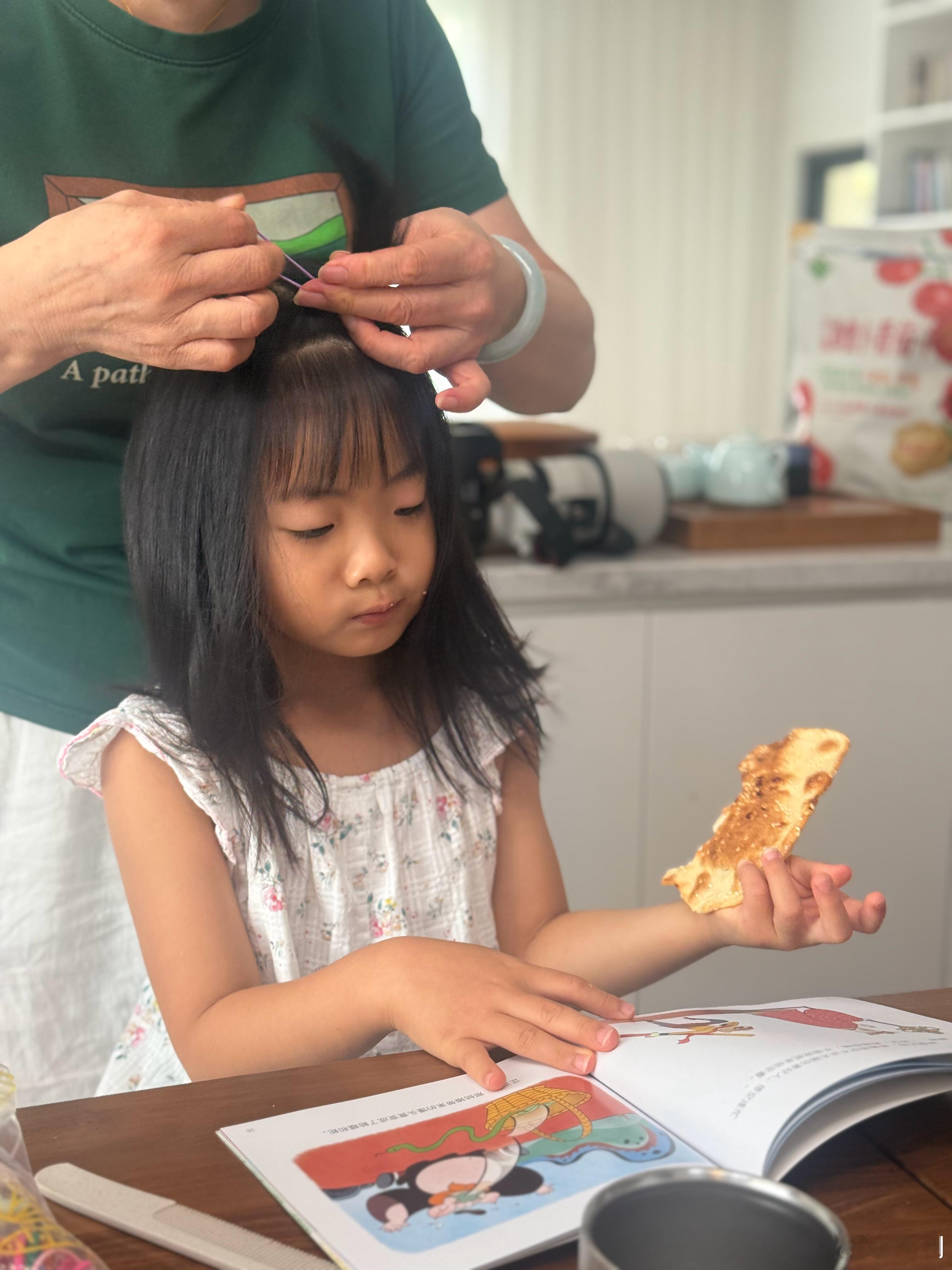 本来以为我妈带小孩带的他们服服帖帖回来一看，妹把我妈带得服服帖帖一大早就质问我妈