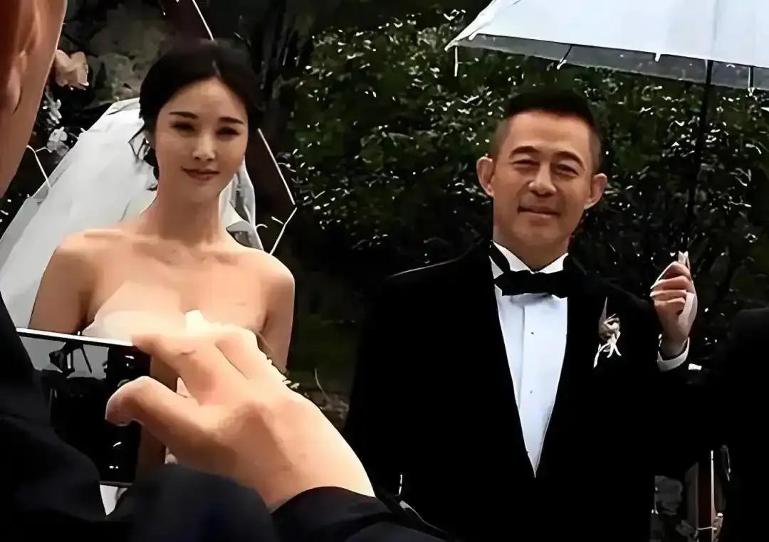 这个世界最搞不懂的人就是侯勇了。明明自己都59岁了，居然和三婚妻子生了个儿子。他