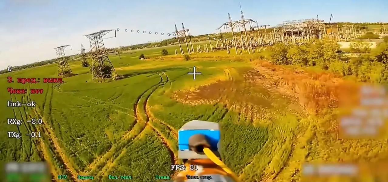 俄军飞手熟练操纵一架光纤FPV无人机摧毁了乌克兰东北部的“北方苏梅”330千伏变